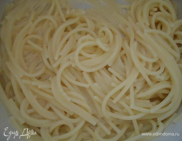  Сварить в подсоленной воде, не доварив 2-3 минуты. Они должны быть очень упругими. Промыть их холодной водой. Яйцо слегка взбить со сливками. Залить этой смесью макароны. 