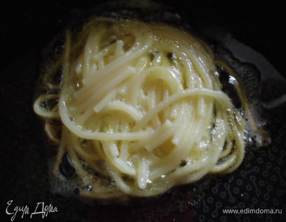 Разогреть на сковороде растительное масло. Ложкой выкладывать макароны, формируя из них лепешки. Обжаривать с 2 сторон до золотистого цвета.