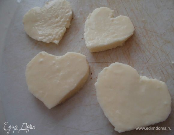 Моцареллу нарезать кружочками. Из них вырезать ножом сердечки. Это делается очень просто. Помидоры нарезать ломтиками. 