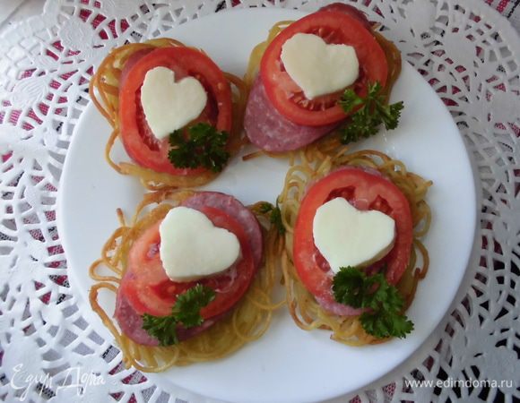 Собираем нашу закуску. На каждую лепешку положить ломтик колбасы, сверху него помидор, посолить и поперчить. Честно, я так спешила, что у меня вылетело из головы о соли и перце. Сверху положить ломтик моцареллы и снова посолить и поперчить. Украсить зеленью. 
Приятного аппетита!