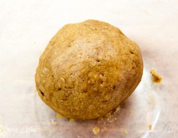 В миске смешиваем просеянную муку, соду, соль, сахар и хлопья. В стакане соединить масло и кипяток, размешать. В центре мучной смеси делаем углубление и вливаем воду с маслом. Замешиваем мягкое, пластичное тесто. Даем ему немного остыть.