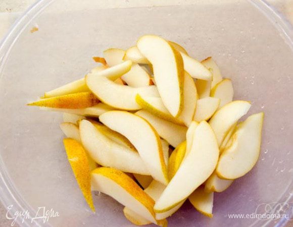 А в это время режем груши на дольки средней толщины, очистив от сердцевин.
Сбрызгиваем их лимонным соком (если кожица жесткая, то груши лучше почистить).