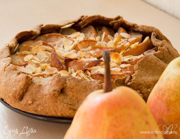 Ставим в духовку, разогретую до 190С, и выпекаем 30-35 мин.
Немного остудите и подавайте теплой или холодной. Очень вкусно с мороженым или сливками.