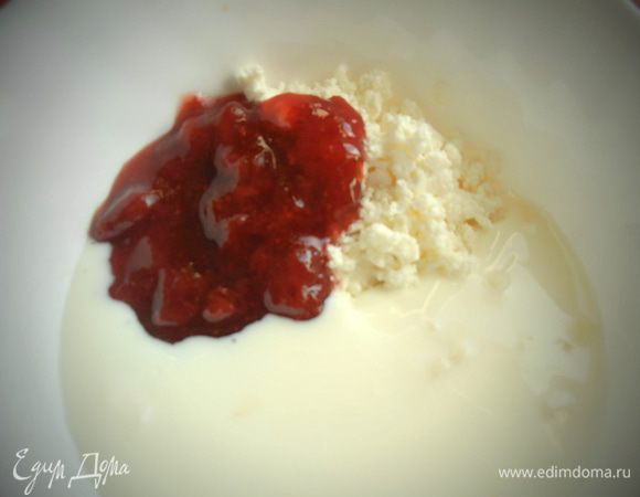 Клубничное варенье пару ложек или клубнику свежую с сахаром...