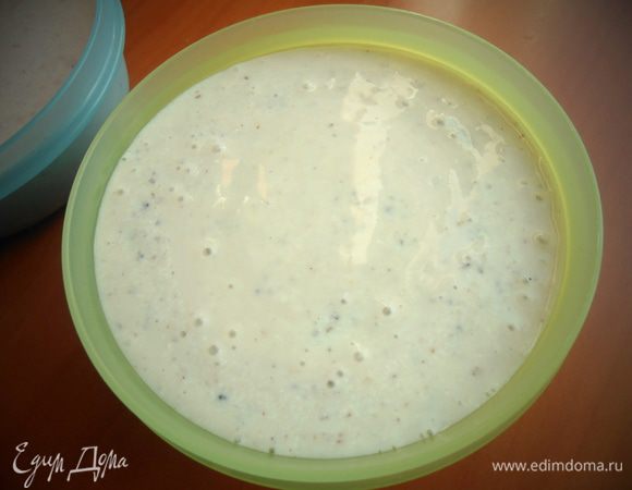 Выливаем в ёмкость для заморозки.