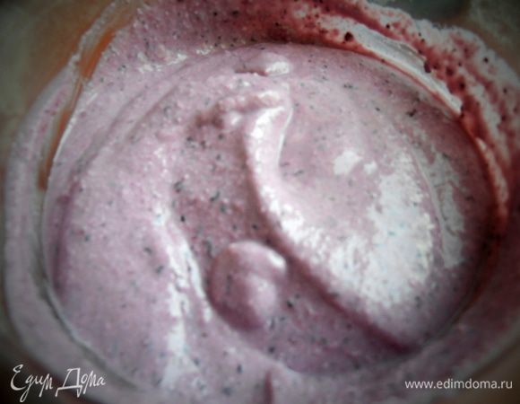 Через час желательно перемешать...И потом снова...Самое вкусное,когда не превратится в лёд,а имеет мягкую снежную структуру.Но если передержали-не беда!Постояв немного на кухне,мороженое станет рыхлее и охотно отделяется ложечкой!