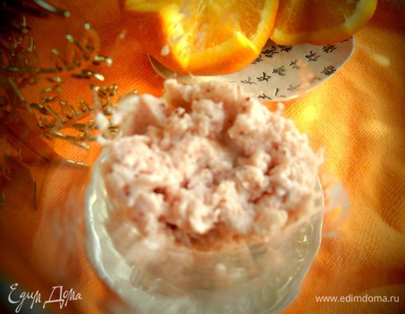 Начинаем собирать бокал мороженого...Первый слой-клубничный!