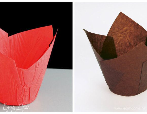 Для выпечки кексиков лучше всего подходят высокие бумажные формы. У меня таких не оказалось и я сделала подобные сама.