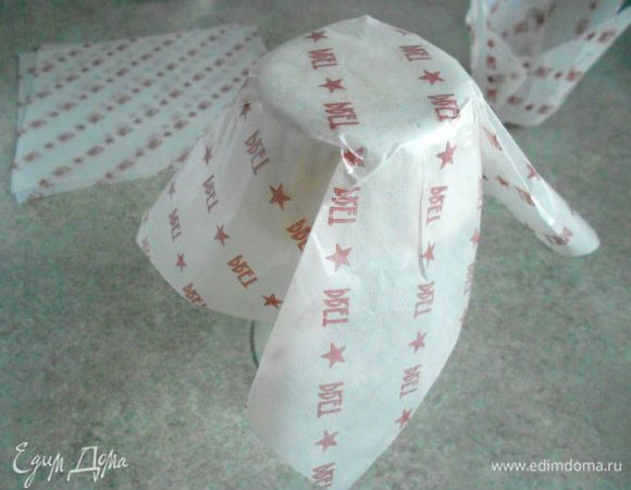 Нарезать пекарскую бумагу квадратами 18х18 см. На высокий стакан надела металлическую круглую формочку и снаружи по ней обернула бумагу. 