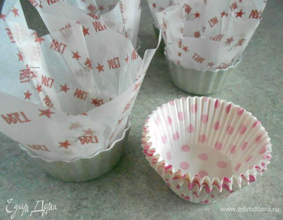Потом вложила бумажную форму внутрь металлической, разгладила дно, закрепила складки степлером. Можно, конечно, выпекать и в обычных низких формочках, но к ним трудно прикрепить ручку.