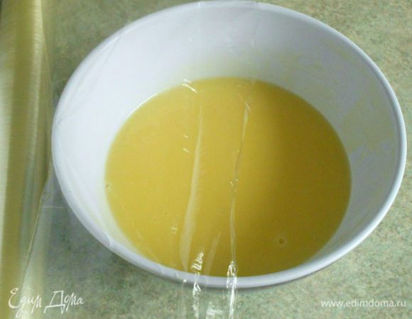 Сливки разогреть в маленьком сотейнике, добавить к ним кусочки белого шоколада и размешать до полного растворения. Перелить в миску, накрыть пищевой плёнкой и убрать в холодильник.