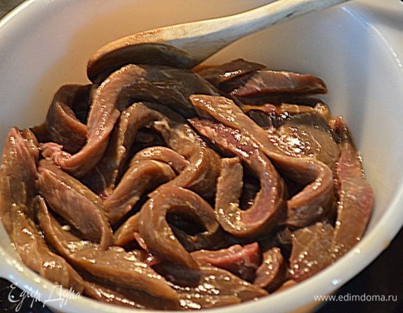 Смешать соевый соус для говядины,сахар и соль и выложить говядину мариновать примерно на 20 мин.