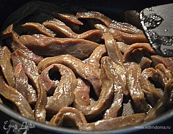 Для соуса:крахмал смешаем с соевым соусом с вином,бульоном,сахаром и кунжутным маслом.
Используем вог или сковороду с тяжелым дном.Разогреем на высоком огне растит.масло,выложим говядину и обжариваем примерно 1-2 мин.Переложим на тарелку.