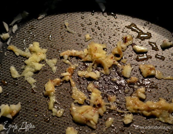 Добавим еще 1 стол.л растит.масла выложим имбирь,чеснок,красный перец хлопьями.Затем сразу почти зеленую фасоль и обжариваем 1 мин.