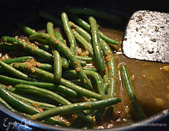 Добавим воду 1/3 стакана. Закроем крышкой тушим примерно 2 мин.,чтоб фасолька была хрустящей и готовой.Добавим соус и после говядину.Как блюдо полностью прогрелось подаем горячим по желанию с рисом.