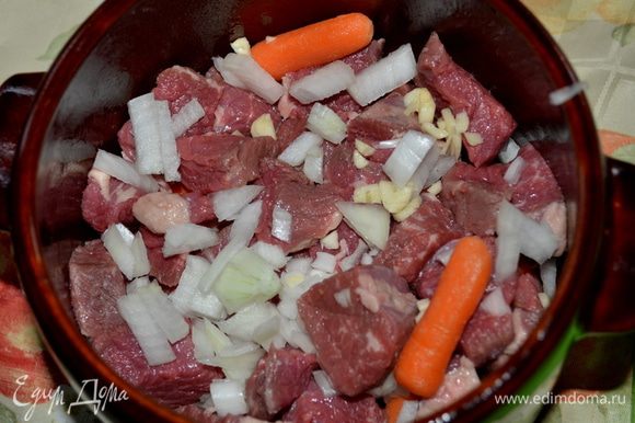 Сложить говядину, морковь, лук ,чеснок.