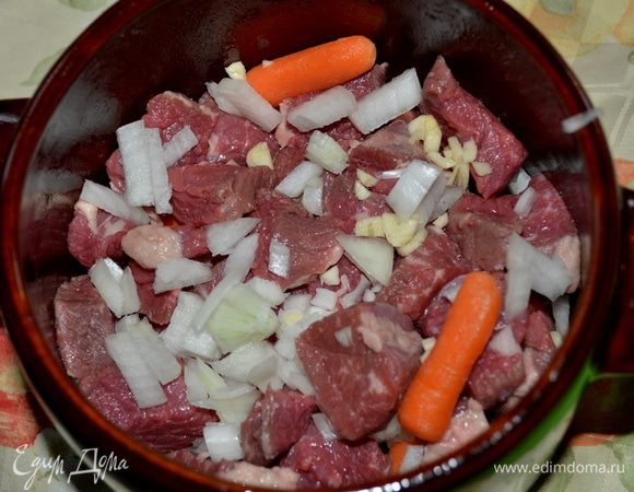 Сложить говядину, морковь, лук ,чеснок.