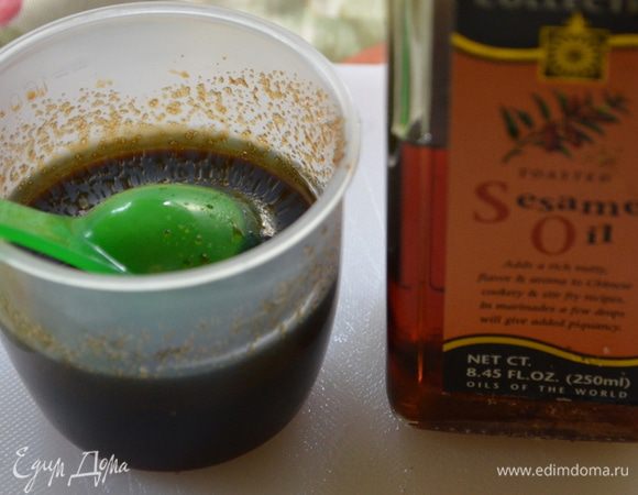 Смешать томатный сок, соевый соус, сахар, кунжутное масло и черный перец.