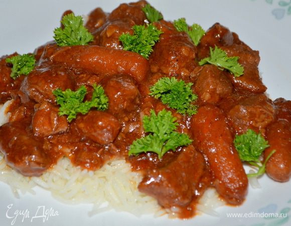 До окончания приготовления говядины - хорошенько смешать крахмал с холодной водой и вылить поверх овощей с говядиной. Закрыть крышкой и тушить еще 20 мин. Готовое блюдо подаем с рисом. Приятного аппетита.
Я для себя украсила петрушкой.