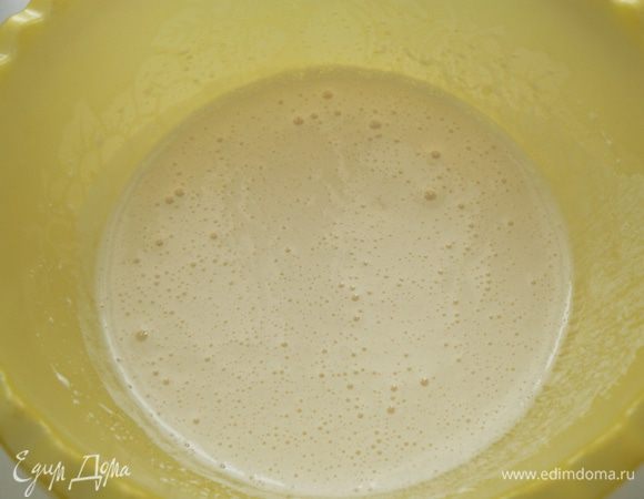 взбить яйца с сахаром, добавить сметану