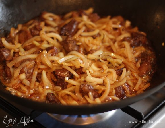 Убавляем огонь.
Тепереча кладем лук и сразу перемешиваем. Лук обжарится довольно быстро - минут за 5-10.