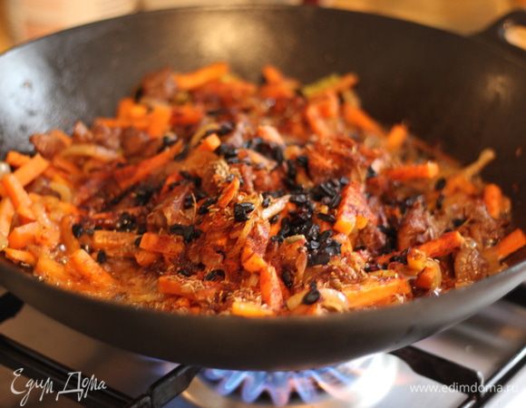 Итак, у нас все готовилось около 25-30 минут (не считая прокаливания масла). Теперь пора закладывать пряности. Это Зира, Барбарис и Паприка. Ну и чтоб не пропадал перчик чили, который у меня завалялся с прошлой закупки я его тоже смело положил, предварительно мелко порубив, но без особо жгучих семян.