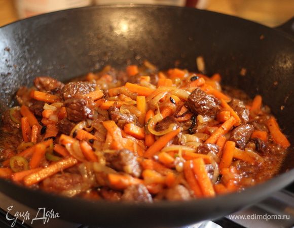 Перемешайте и положите соль. Снова хорошо перемешайте.