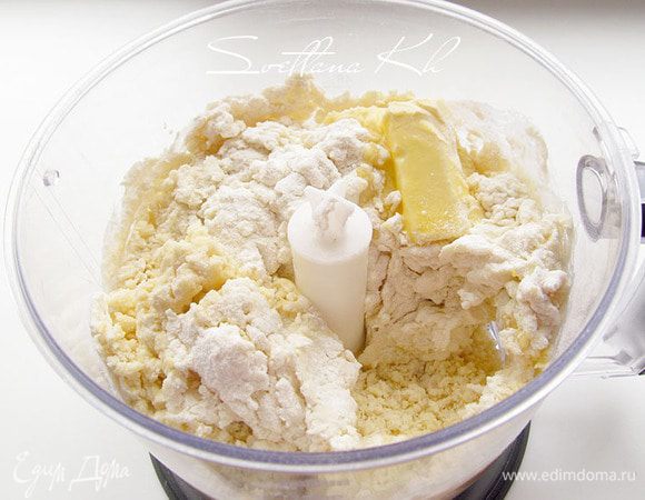 Добавить молоко, мягкое масло и замесить тесто. Для меня оказалось, что  его лучше вымешивать руками.