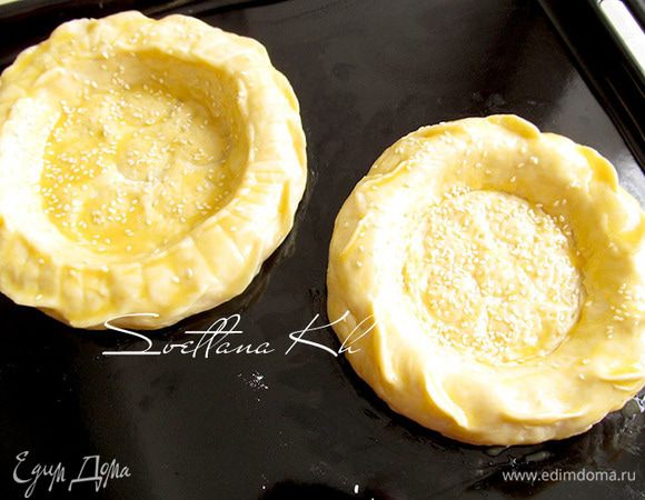 Лепешки смазать желтком и посыпать кунжутом или чернушкой, даже -маком.
 Выпекать в хорошо разогретой духовке 15-20 минут, при 200 гр. Возможно, у вас получится быстрее или дольше, в зависимости от духовки. Подавать лучше свежими  к пиалке горячего чая.