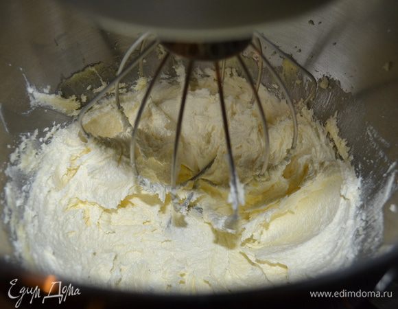 Первым делом взбиваем размягченное масло с сахаром.