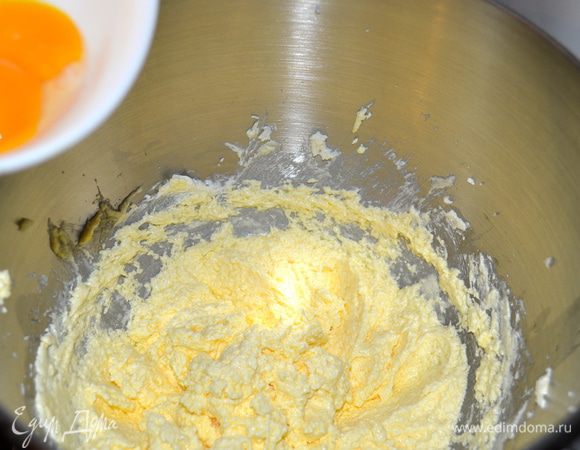 Добавляем к масляной смеси яйца и желтки. И снова все взбиваем.