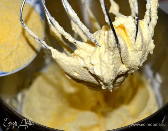 Затем добавляем пшеничную муку, кукурузную муку, ванилин и разрыхлитель. Опять все перемешиваем.