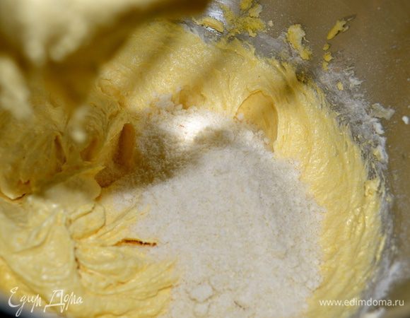 В конце добавляем миндальную муку и ликер (ром), если вы будете его добавлять. Я не стала...