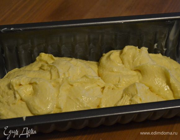 Выкладываем тесто в форму. Разравниваем его по форме. Ставим в прогретую до 180 С духовку и выпекаем около 40 минут. Готовность проверяем зубочисткой.