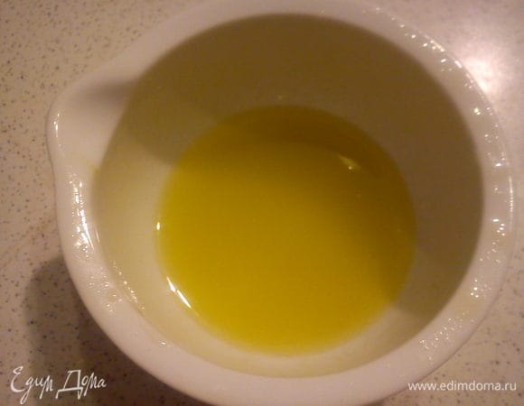 Смешать заправку для листьев салата
