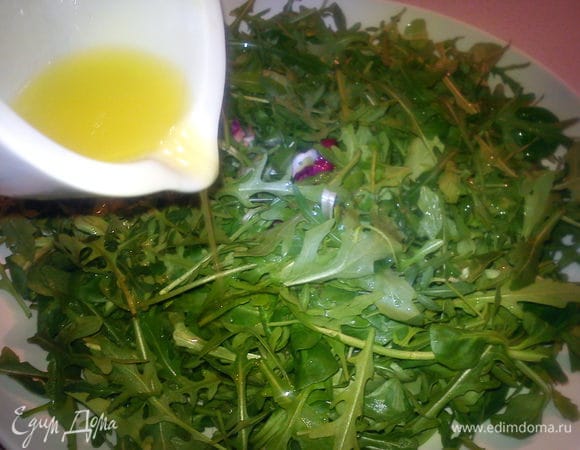 Влить заправку в листья и хорошо перемешать.