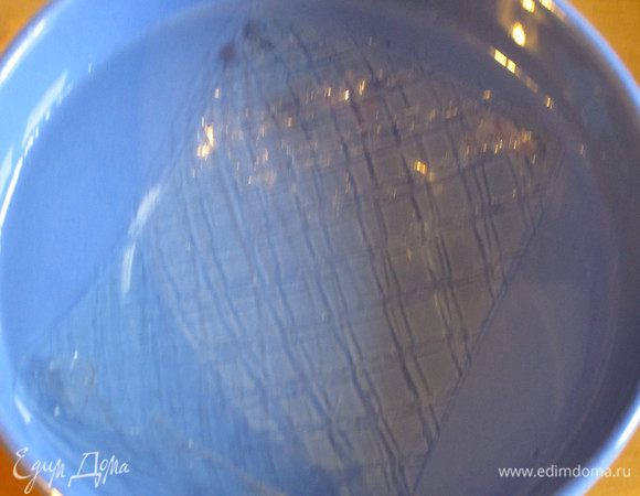 Желатин замочить в холодной воде.