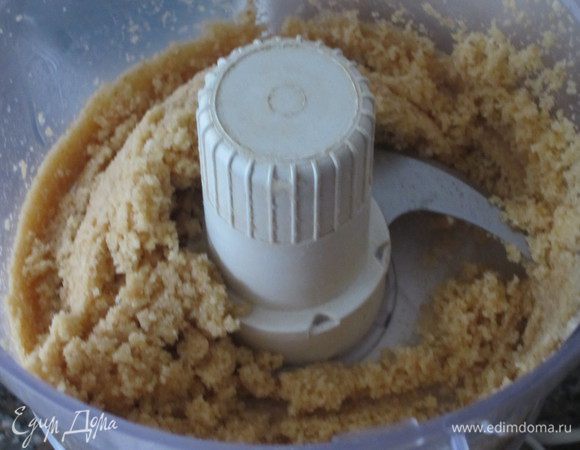 В блендере измельчить печенье вместе со сливочным маслом комнатной температуры.