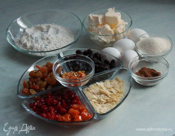 Вот из этой красоты должен получиться не менее красивый кекс. Предлагаю начать с подготовки формы для выпекания. Я всегда смазываю её сливочным маслом и присыпаю манкой. Тут свои плюсы: во-первых, не прилипнет наверняка, во-вторых, корочка всегда шикарна по всей площади. А потом включаем духовку на 150° С. Пусть греется.