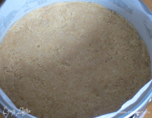 Выложить массу в  разъёмную форму с пергаментом, слегка прижать и поместить в холодильник.