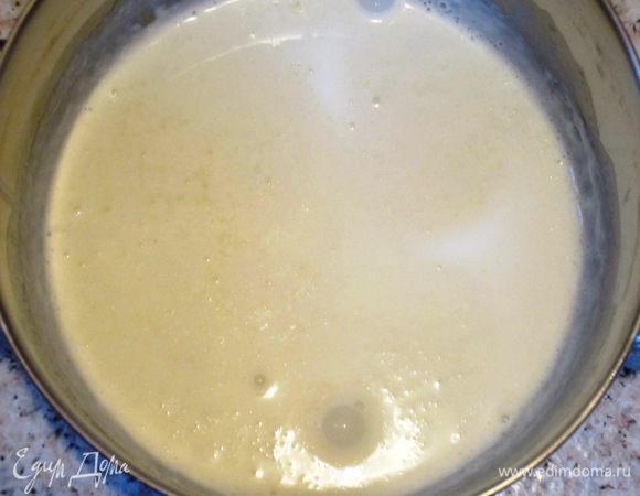 Сливки довести до кипения и ввести отжатый желатин. Хорошо перемешать до растворения желатина.