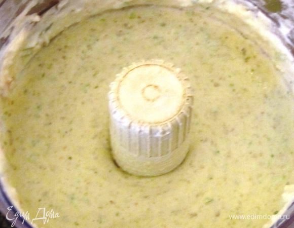 В блендере смешать рикотту, горгонзолу, орехи, сельдерей.