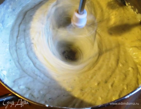 Ввести сливки с желатином, посолить, поперчить и хорошо взбить миксером.