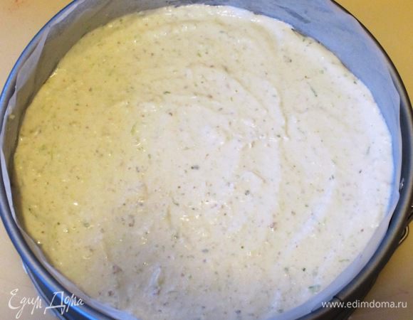 Выложить массу на корж из печенья и поставить в холодильник минимум на 2 часа.