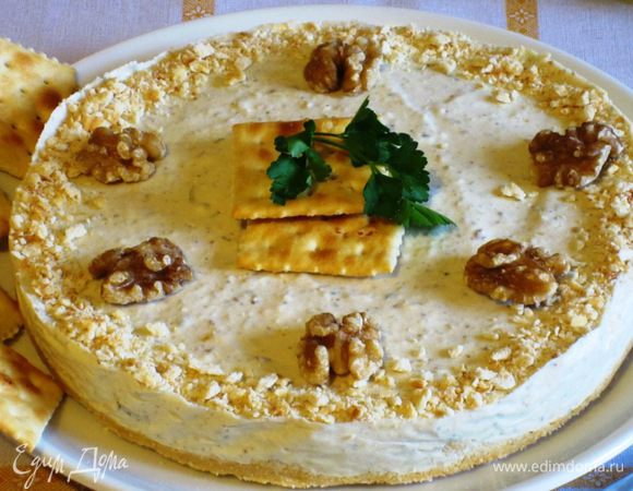 Украсить измельчённым крекером и грецкими орехами. Приятного аппетита:)