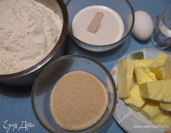 Насыпать  сухие ингредиенты - муку, сахарный песок  в кастрюлю, добавить дрожжи, размоченные в  молоке  температуры 30-35 градусов, а так же  молоко, масло, яйцо – эти ингредиенты  должны быть комнатной температуры.

