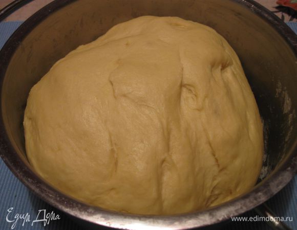 После этого еще раз  вымесить тесто, опять  накрыть  полотенцем и  поставить   в теплое место подойти.Разделить тесто на несколько кусков, один из них пойдет на пирог, другой – можете убрать в морозильник для следующей выпечки.