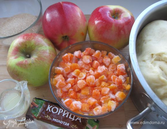 Приготовить  все необходимое для начинки.  Очистить яблоко, выжать лимон.