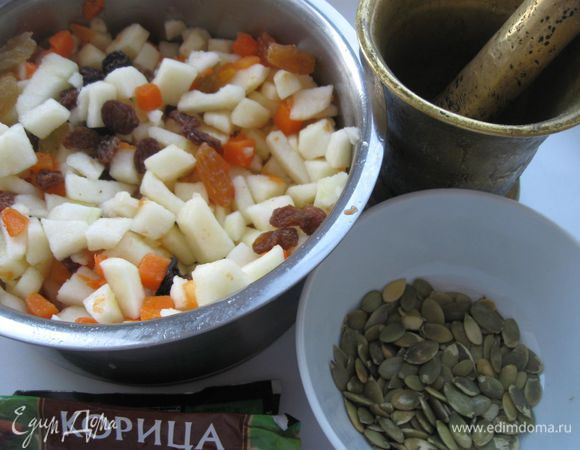 Яблоко нарезать кубиками, смешать с тыквой, добавить сахарный песок, семечки, толченые в ступке, изюм (если он жесткий  - размочите в кипятке),  сок лимона.