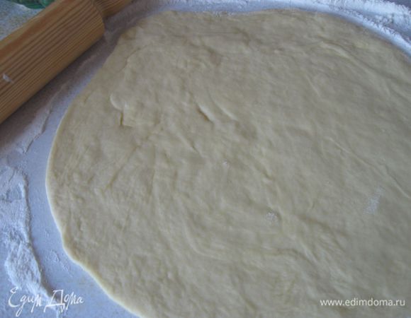 Раскатать тесто. Форму смазать маслом, застелить бумагой для запекания. Положить тесто с бортиками. На него – начинку. Посыпать корицей. 